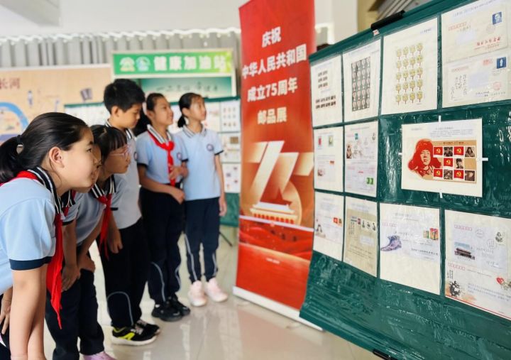 威海市北竹島小學舉行“方寸伴我行，祖國在心中”紅色主題郵展